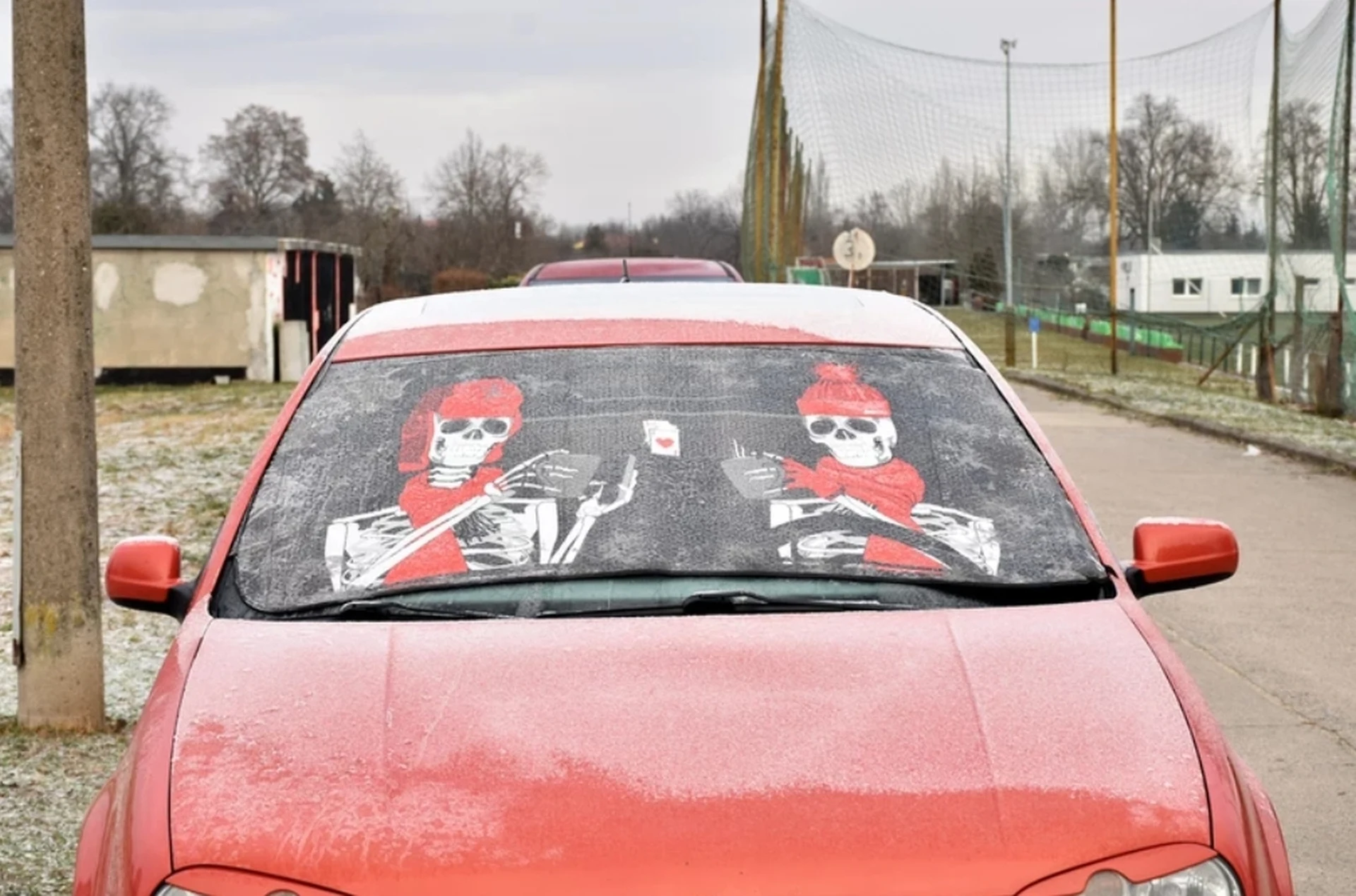 Eine clevere Methode, um morgendliches Scheibenkratzen zu vermeiden. Machen Sie es am Abend