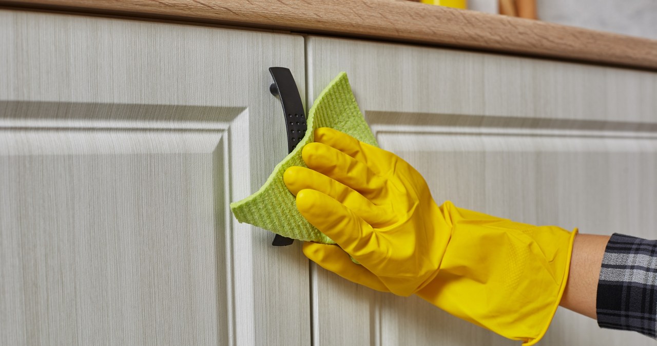 Wie man Küchenschränke in 3 einfachen Schritten entfettet – empfohlene Reinigungsmittel, Hausmittel