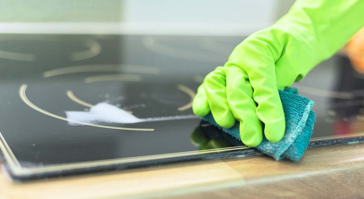 So bringen Sie Ihren Glaskeramikherd wieder in einen perfekten Zustand: Reinigungstechnik mit nur einer Zutat zur Entfernung von hartnäckigen Verschmutzungen