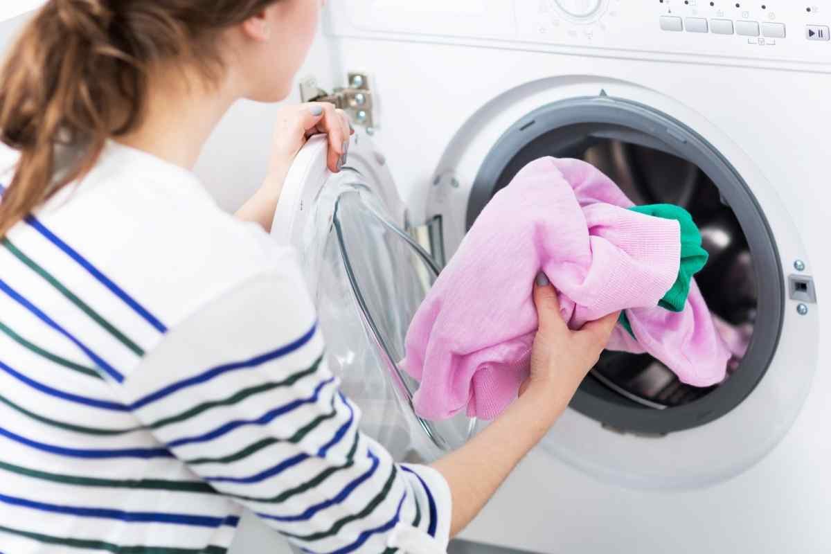 Ein halbes Glas dieser Flüssigkeit, und Ihre Wäsche wird weich, duftend und wie neu!