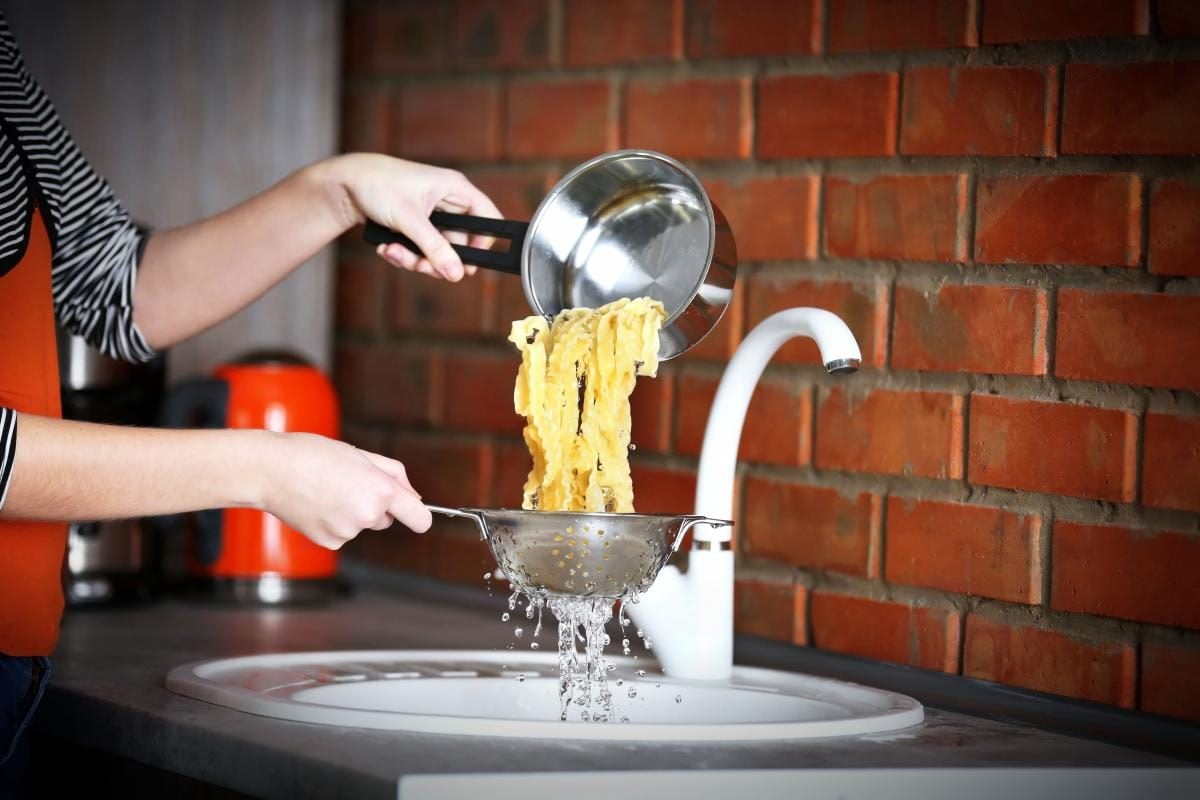 Deutsche Haushalte, die regelmäßig heißes Wasser in den Abfluss schütten, wurden aufgefordert, dies zu unterlassen.