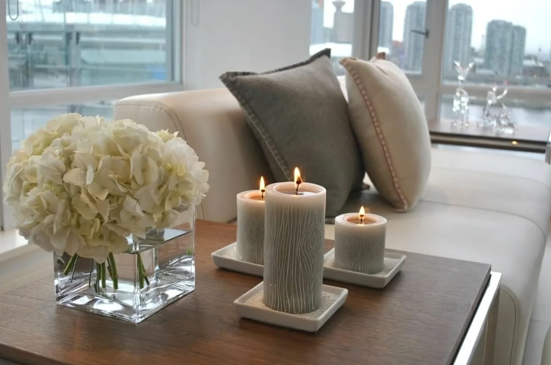 Eine Zutat verlangsamt das Brennen von Kerzen. Jetzt brennen sie zu lange