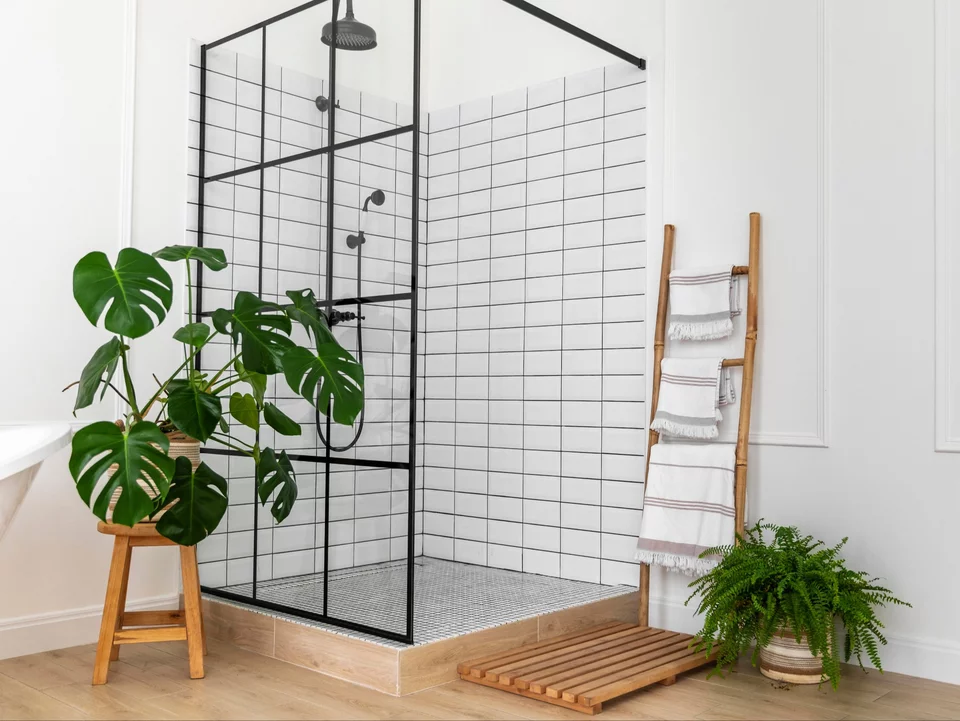 Zwei Zutaten und 30 Minuten reichen aus. Die Türen Ihrer Duschkabine werden wie neu glänzen.