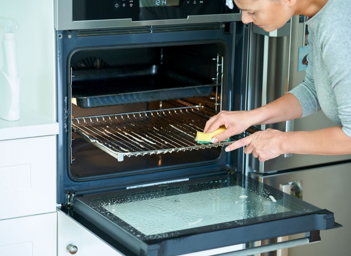 Ich reinige angebranntes Essen im Backofen und fettige Scheiben nur auf diese Weise, bis sie glänzen. Sogar der Rost strahlt wie neu.