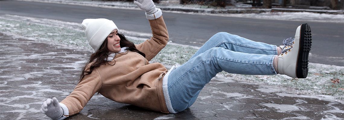 Keine Stürze mehr auf rutschigen Gehwegen. Kleben Sie es auf Ihren Schuh, und Eis und Winter werden Sie nicht mehr überraschen.
