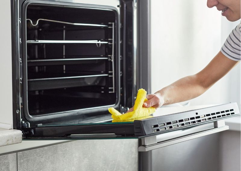 Ich reinige angebranntes Essen im Backofen und fettige Scheiben nur auf diese Weise, bis sie glänzen. Sogar der Rost strahlt wie neu.