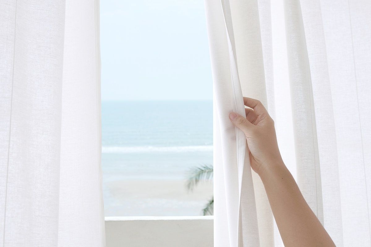 Messen Sie die Menge genau ab und geben Sie sie im November zum Waschen Ihrer Vorhänge oder Gardinen hinzu. Das ganze Haus wird wunderbar duften. So stellen Sie ein natürliches Parfüm für Ihre Wohnung her