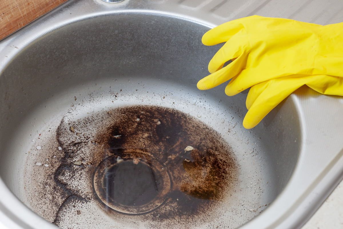 Essig und Backpulver sind nicht so effektiv. Gießen Sie ein halbes Glas davon in den Abfluss, und er wird schnell frei.