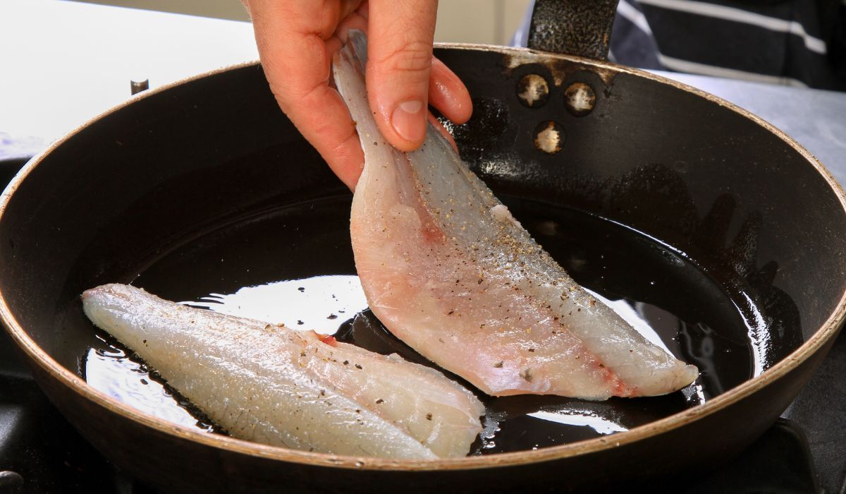 Wie brät man Fisch, damit er knusprig und saftig wird? Erfahren Sie das Geheimnis
