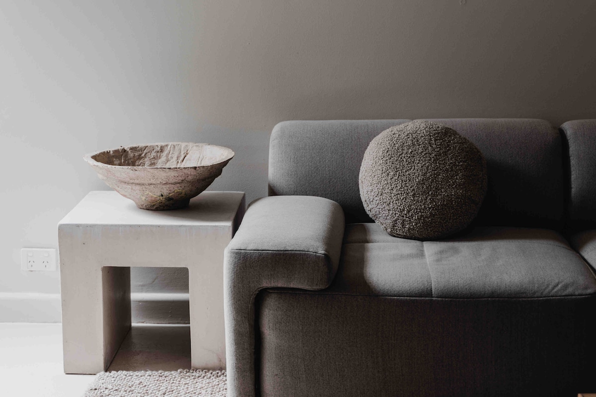 Lange Zeit als altmodisch angesehen, kehrt dieses Kissenmotiv aus den 50er Jahren im Jahr 2026 überraschend in unsere Wohnzimmer zurück.