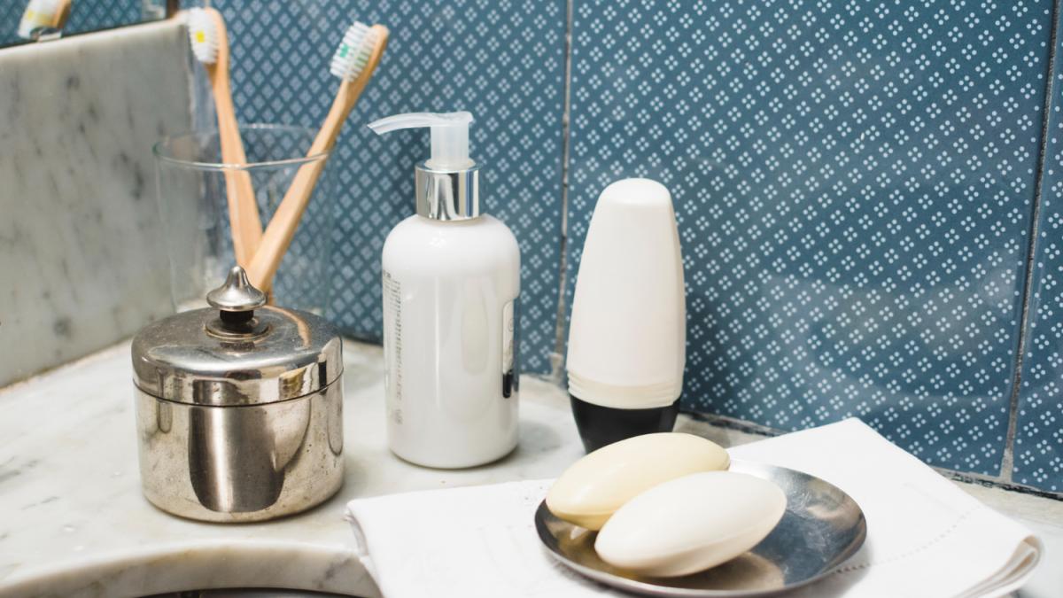 Füllen Sie das Produkt in einen kleinen Beutel und hängen Sie diesen abends an einen warmen Heizkörper im Badezimmer. Nach kurzer Zeit wird ein herrlicher Duft jeden Winkel des Raumes erfüllen. Hausgemachter Duft für das Badezimmer