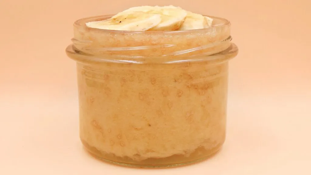 Die Banane in einer neuen Rolle. Dieses Dessert ist im Handumdrehen zubereitet und rettet Sie, wenn Sie Lust auf etwas Süßes haben