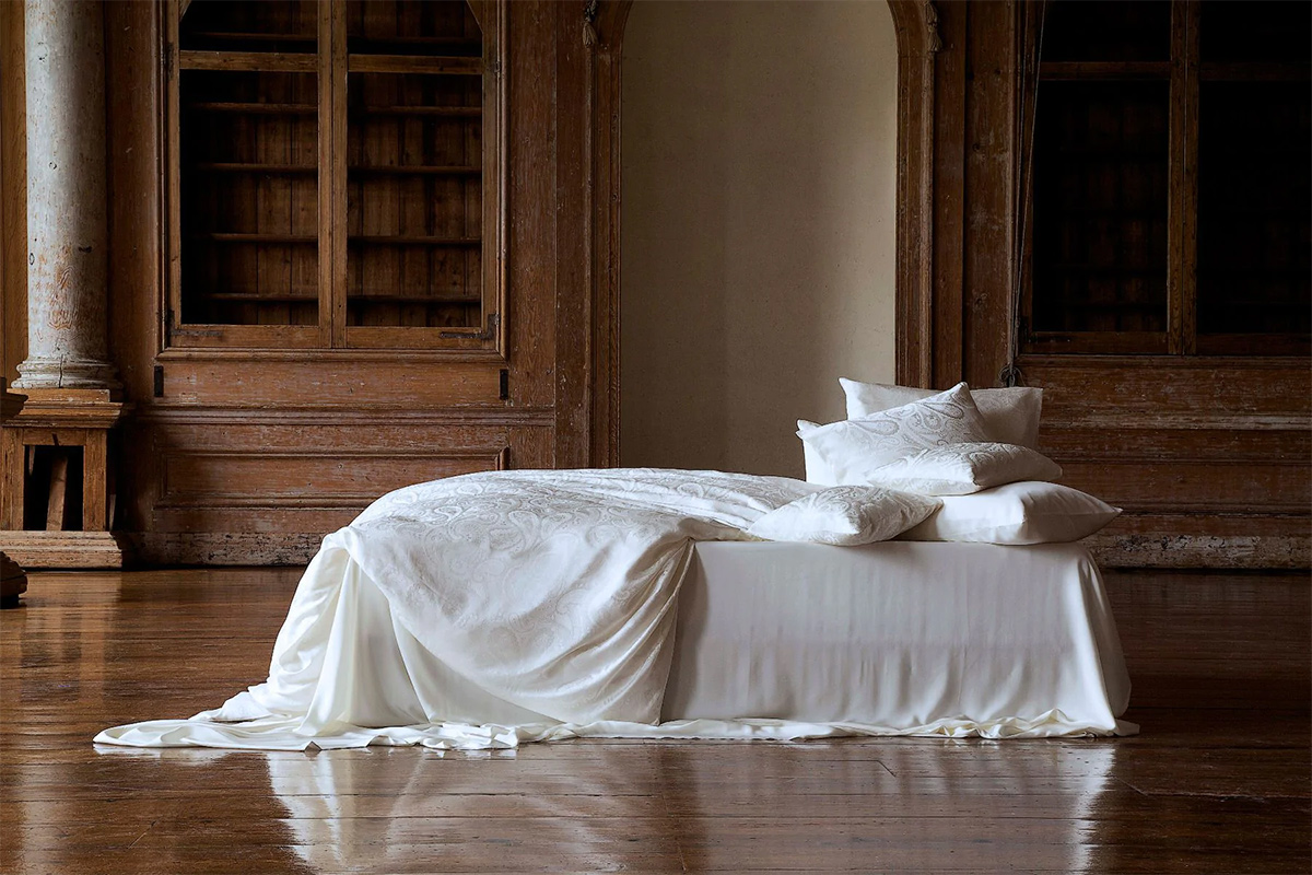 Dieser Reinigungsexperte ist unnachgiebig: „Bei uns zu Hause gilt die Regel, dass Bettwäsche einmal pro Woche und Handtücher alle drei Tage gewaschen werden müssen.“