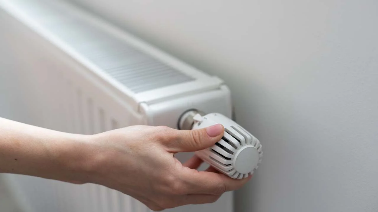 Ist der Heizkörper unten kalt? Mach das, und deine Rechnungen werden niedriger