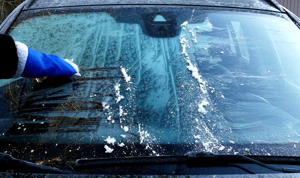 Warum es empfehlenswert ist, Essig auf die Windschutzscheibe des Autos aufzutragen, und wozu er dient