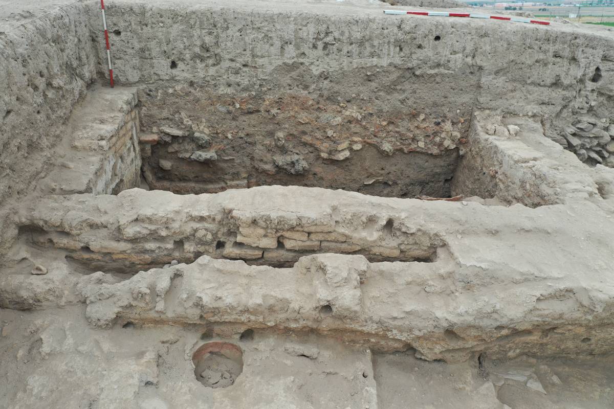 In Guatemala wurde ein einzigartiges Maya-Spielbrett gefunden, das aus Hunderten von eingelegten Keramikfragmenten zusammengesetzt ist