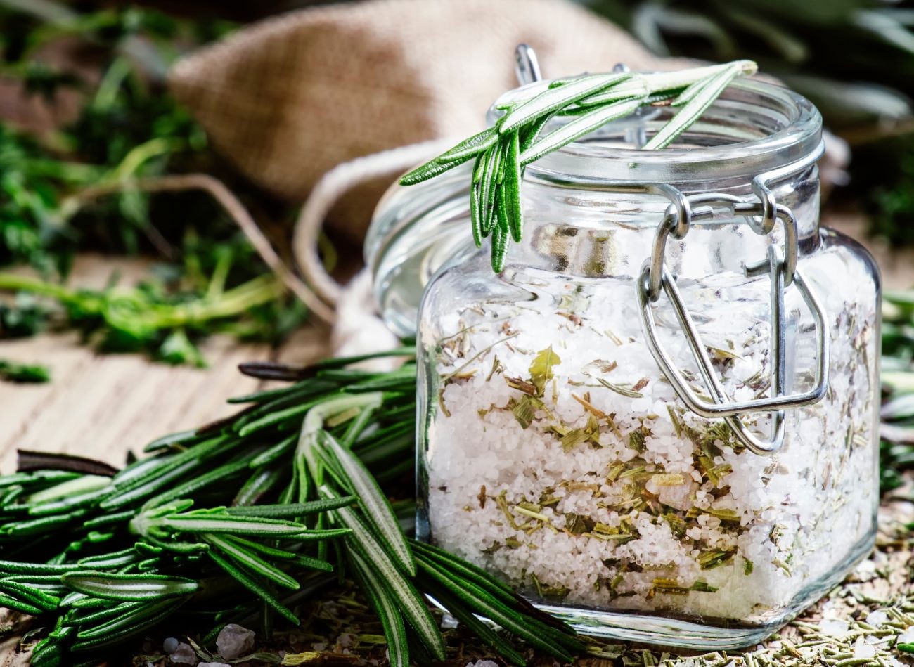 Stellen Sie es in die Küche und in den Kleiderschrank. Verhindert Schimmelbildung an den Wänden und hält Feuchtigkeit zurück