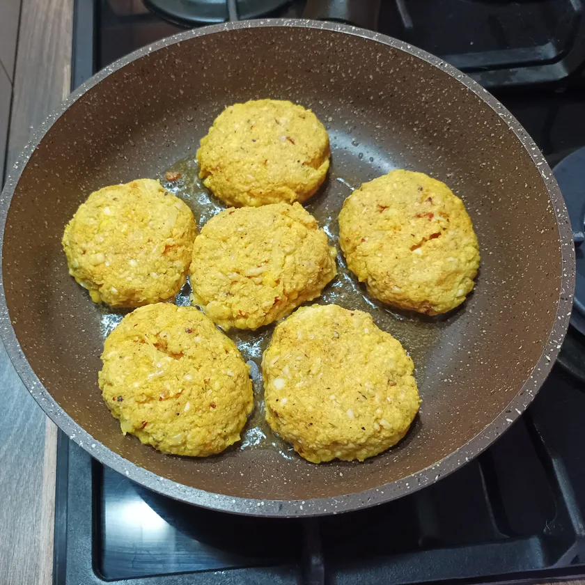 Ich vermische die Kugeln aus der Dose mit Ei und Gewürzen. Kein Gramm Fleisch, und die Frikadellen werden hervorragend.