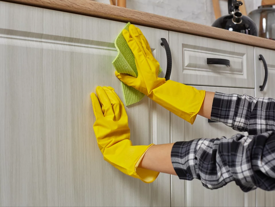 Wie man Küchenschränke in 3 einfachen Schritten entfettet – empfohlene Reinigungsmittel, Hausmittel