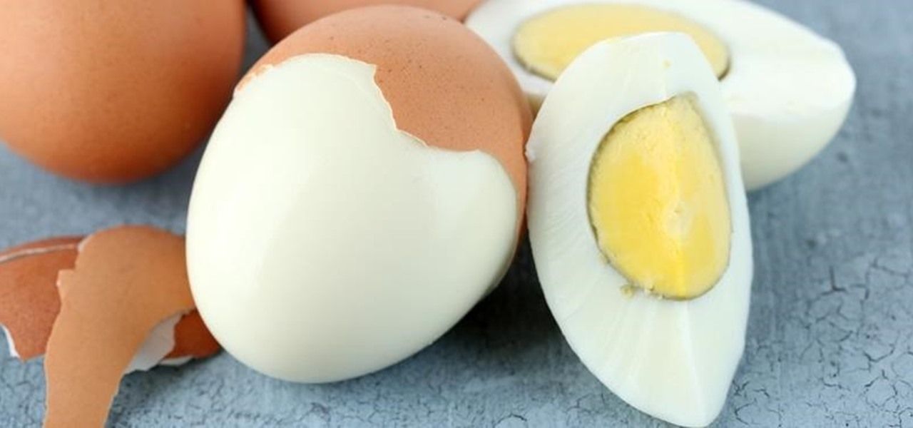 So schälen Sie Eier im Handumdrehen. Die Schale lässt sich fast vollständig entfernen