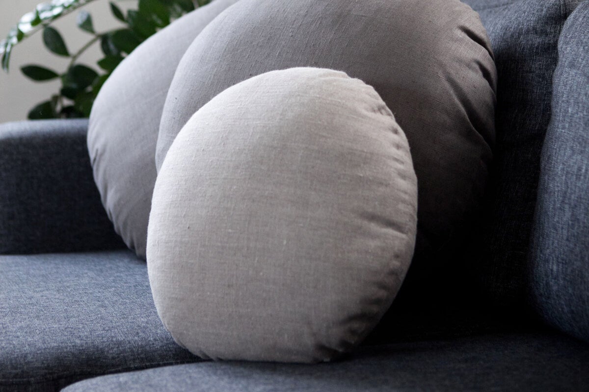 Lange Zeit als altmodisch angesehen, kehrt dieses Kissenmotiv aus den 50er Jahren im Jahr 2026 überraschend in unsere Wohnzimmer zurück.