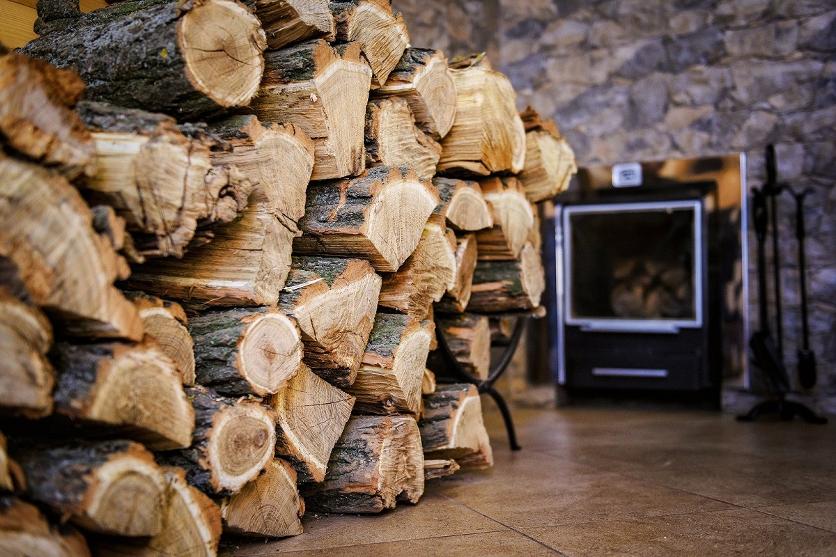 Noch günstiger als Brennholz: Wie man ein Haus ohne Strom und Gas heizen kann