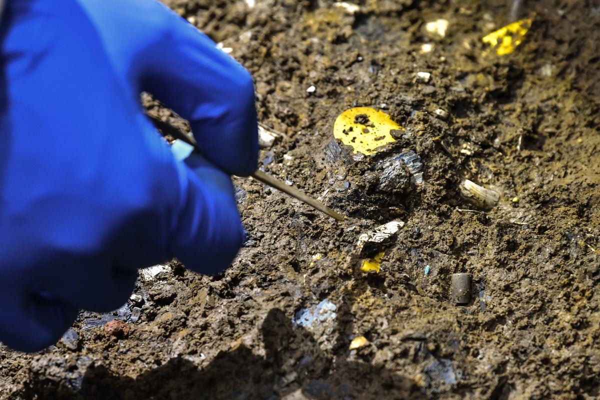 Entdeckung von 22 Goldgegenständen und einem geheimnisvollen griechischen Ring in einem römischen Grab in der Dordogne
