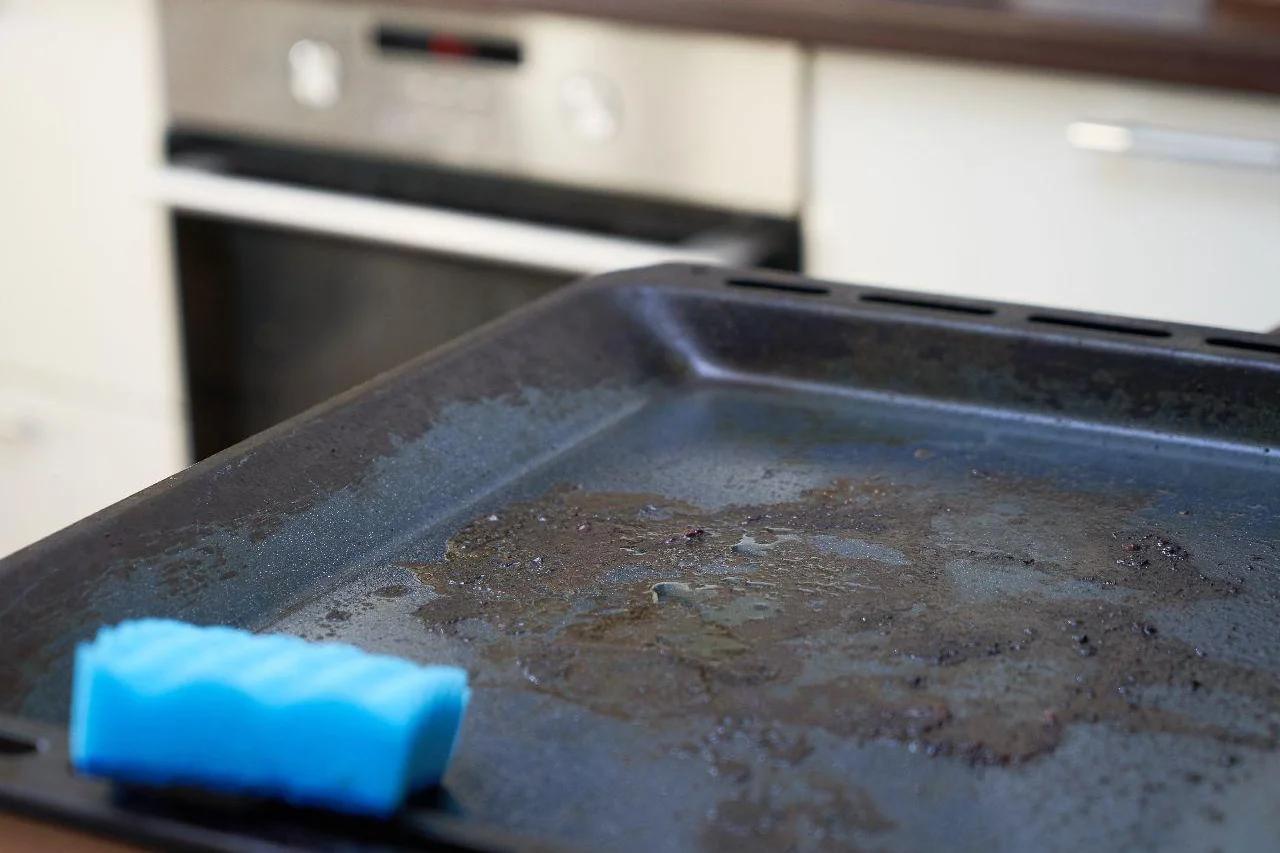 Nur so reinige ich ein verschmutztes Backblech aus dem Ofen. Dieser kostengünstige Trick lässt es wie neu erstrahlen.