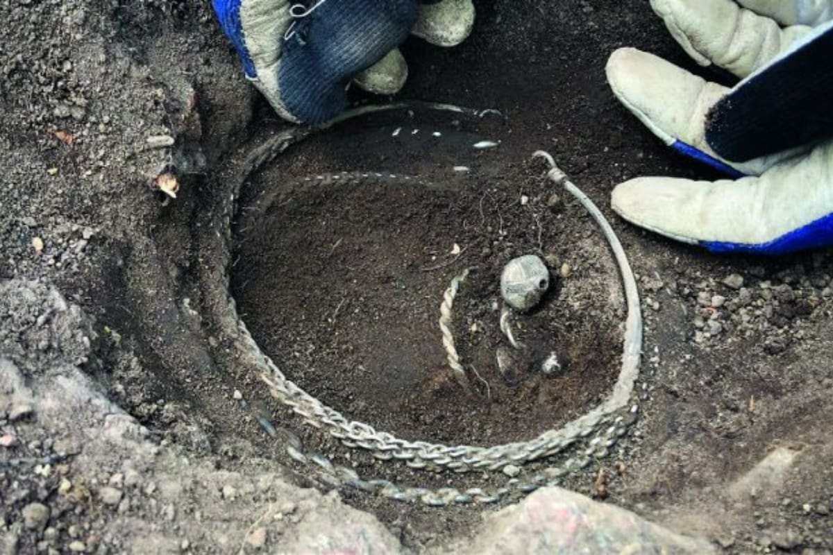 Entdeckung von 22 Goldgegenständen und einem geheimnisvollen griechischen Ring in einem römischen Grab in der Dordogne