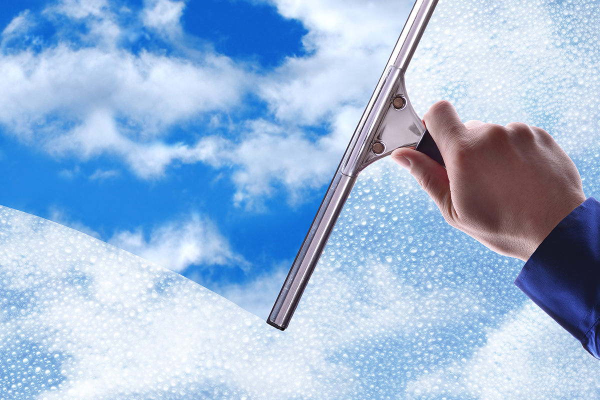 Geben Sie einfach einen Messlöffel in Ihr Fensterputzwasser, und Ihre Fenster werden diesen Winter kristallklar und streifenfrei sein.