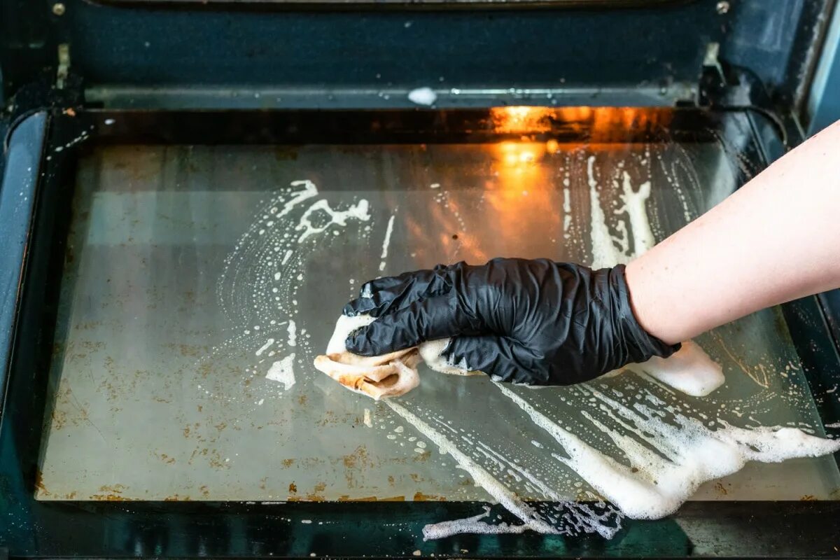 Ein einfacher Trick, um hartnäckige Flecken zu entfernen und Rauchentwicklung aus dem Backofen zu verhindern