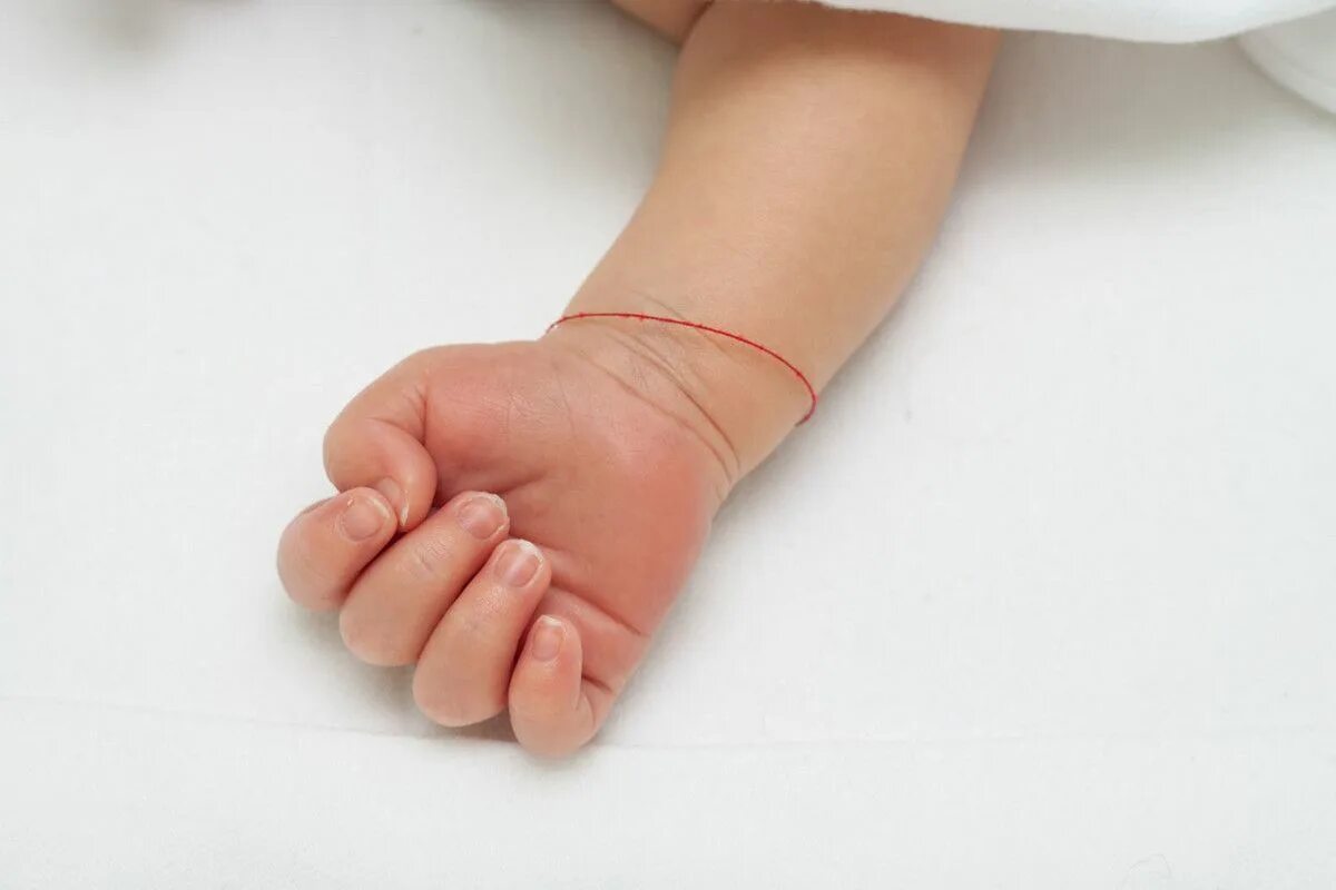 Warum es empfehlenswert ist, ein rotes Band am Handgelenk zu tragen, und wozu es dient