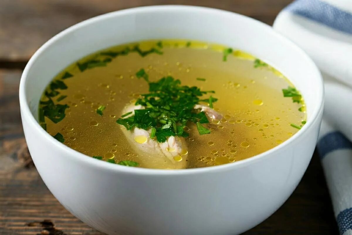 So hat es meine Großmutter gemacht. Dadurch wird die Brühe nicht trüb und hat eine goldene Farbe.