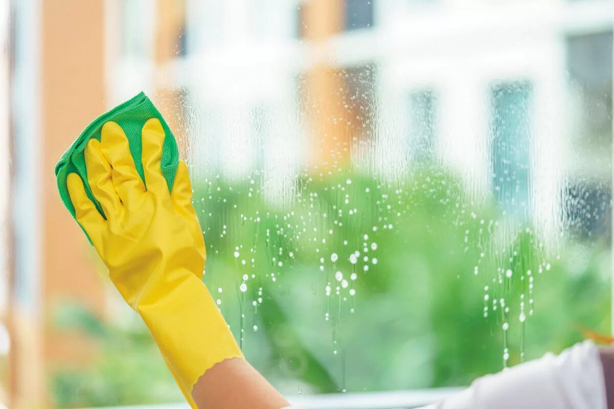 Haben Sie immer noch Probleme mit streifigen Fenstern? Probieren Sie diesen erstaunlichen Trick aus, um ohne großen Aufwand ein glänzendes Ergebnis zu erzielen.