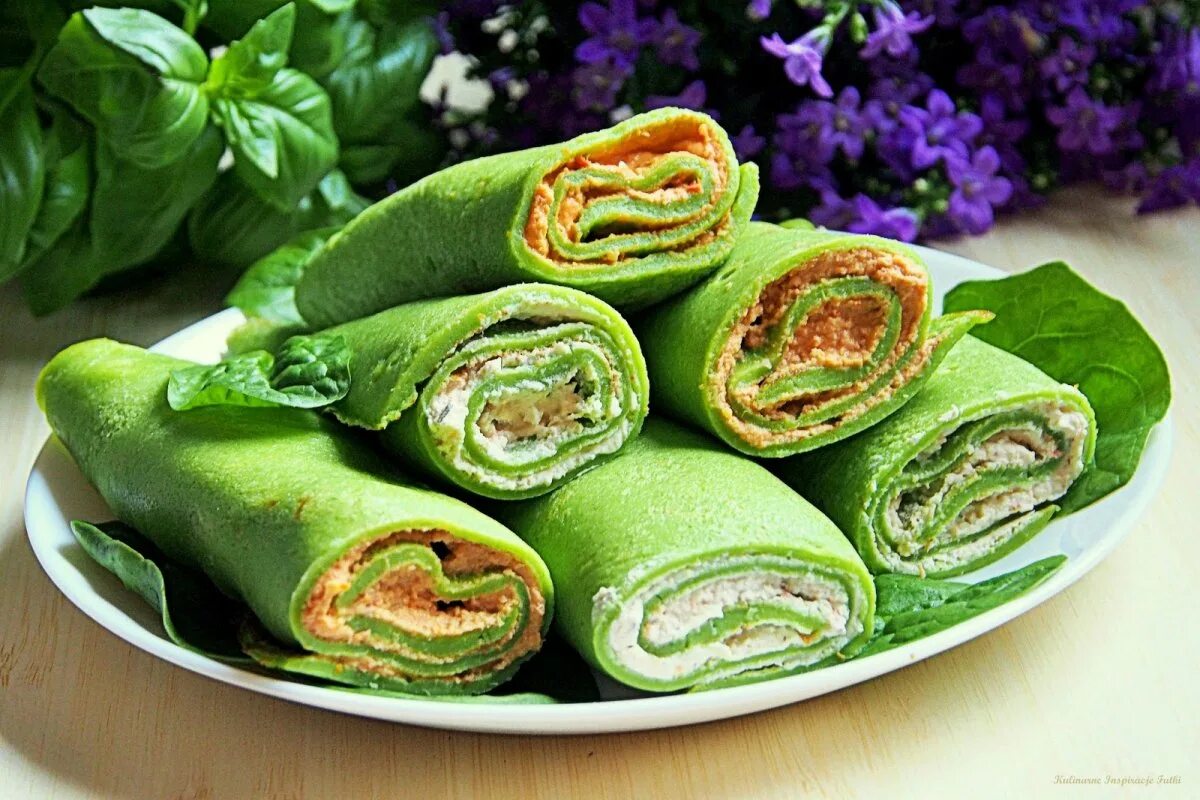 Ich füge es dem Pfannkuchenteig hinzu. Sie haben eine interessante Farbe, sind gesünder und schmecken besser.