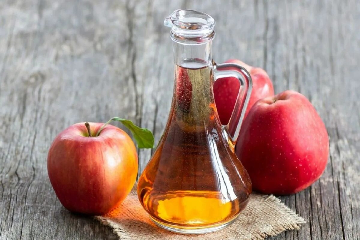 Wie man Apfelessig zur natürlichen Glättung von Mimikfalten und zur Verjüngung des Gesichts verwendet
