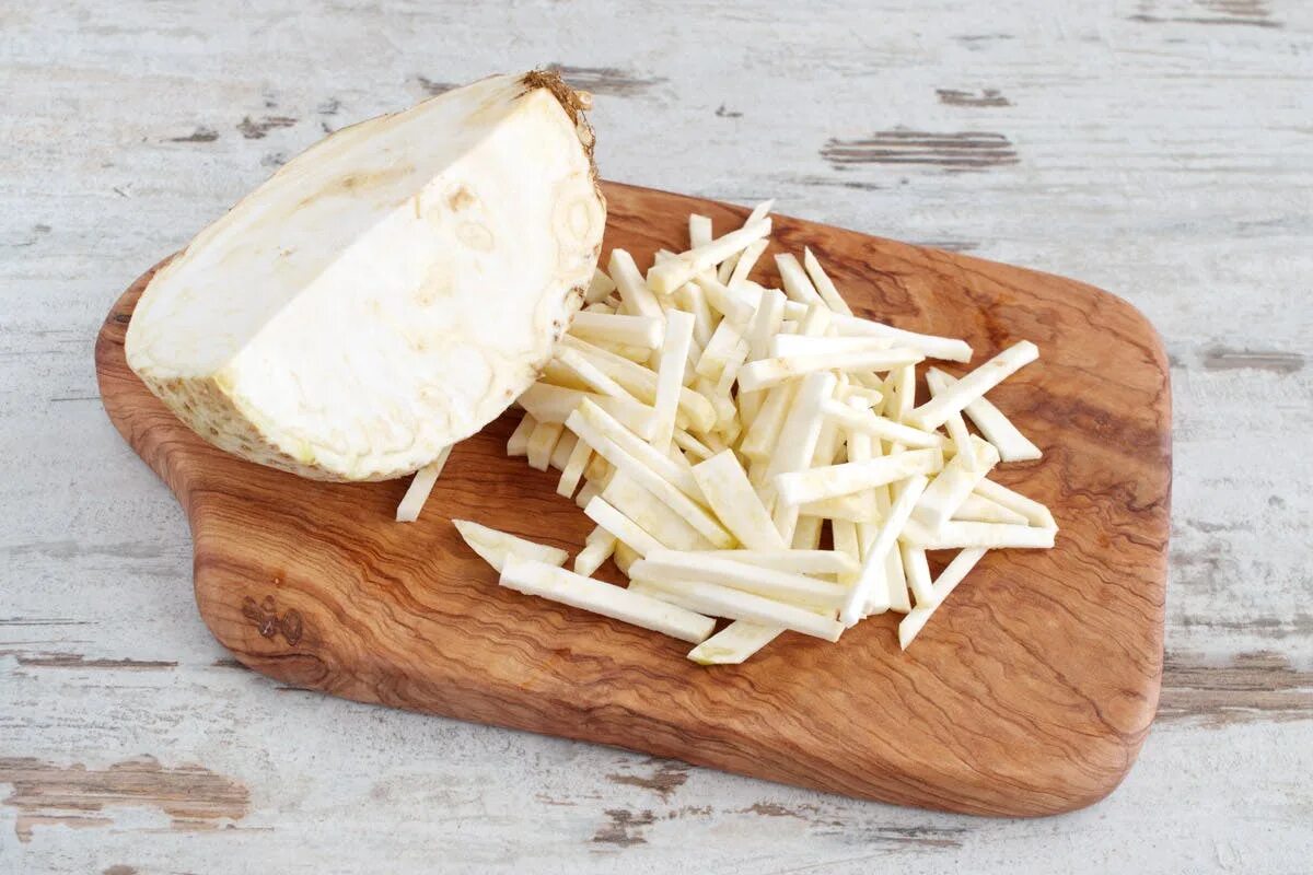 Selleriewurzel sollte ein Muss in der Ernährung von Menschen über 60 sein. Sie lindert Entzündungen, unterstützt das Herz und hilft beim Abnehmen.