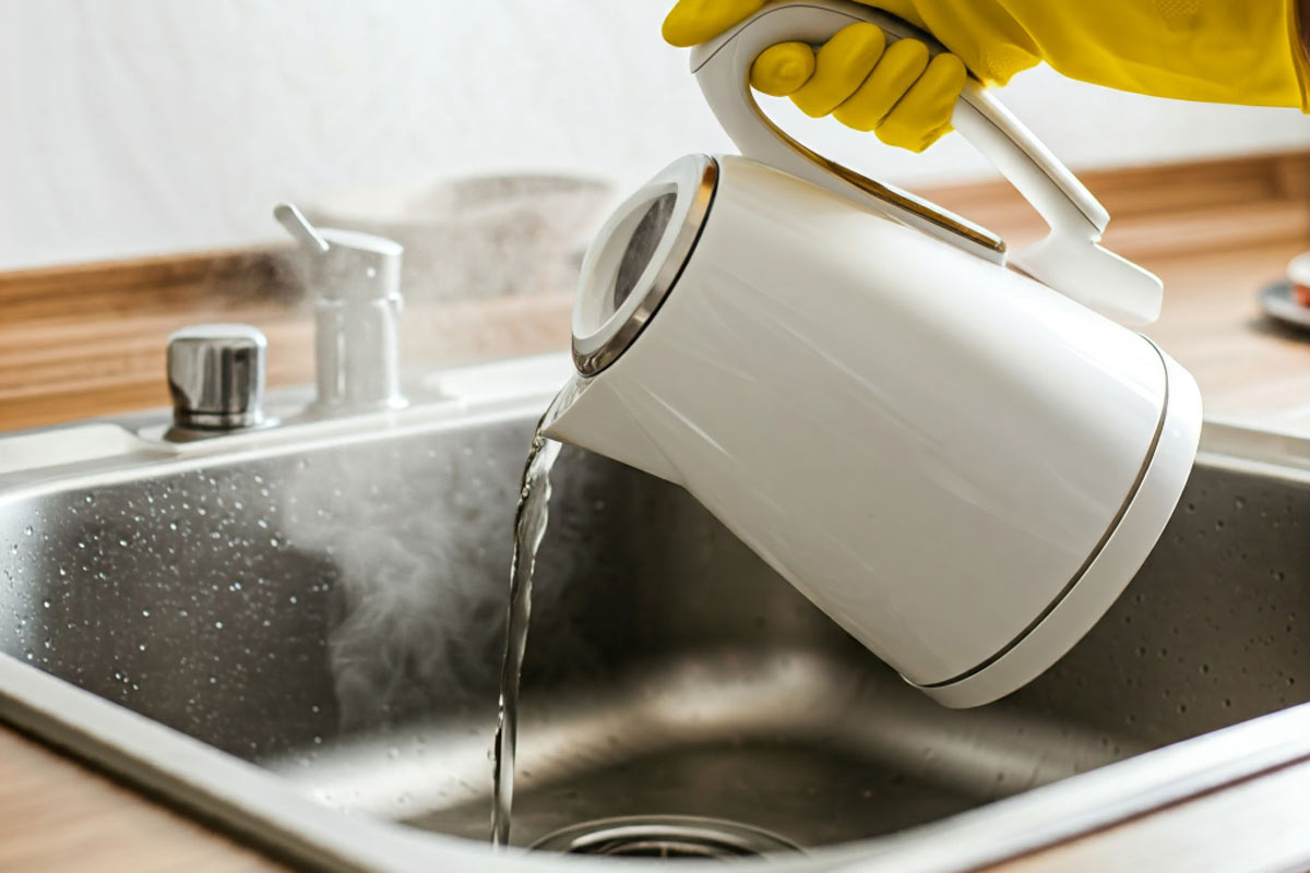 Deutsche Haushalte, die regelmäßig heißes Wasser in den Abfluss schütten, wurden aufgefordert, dies zu unterlassen.