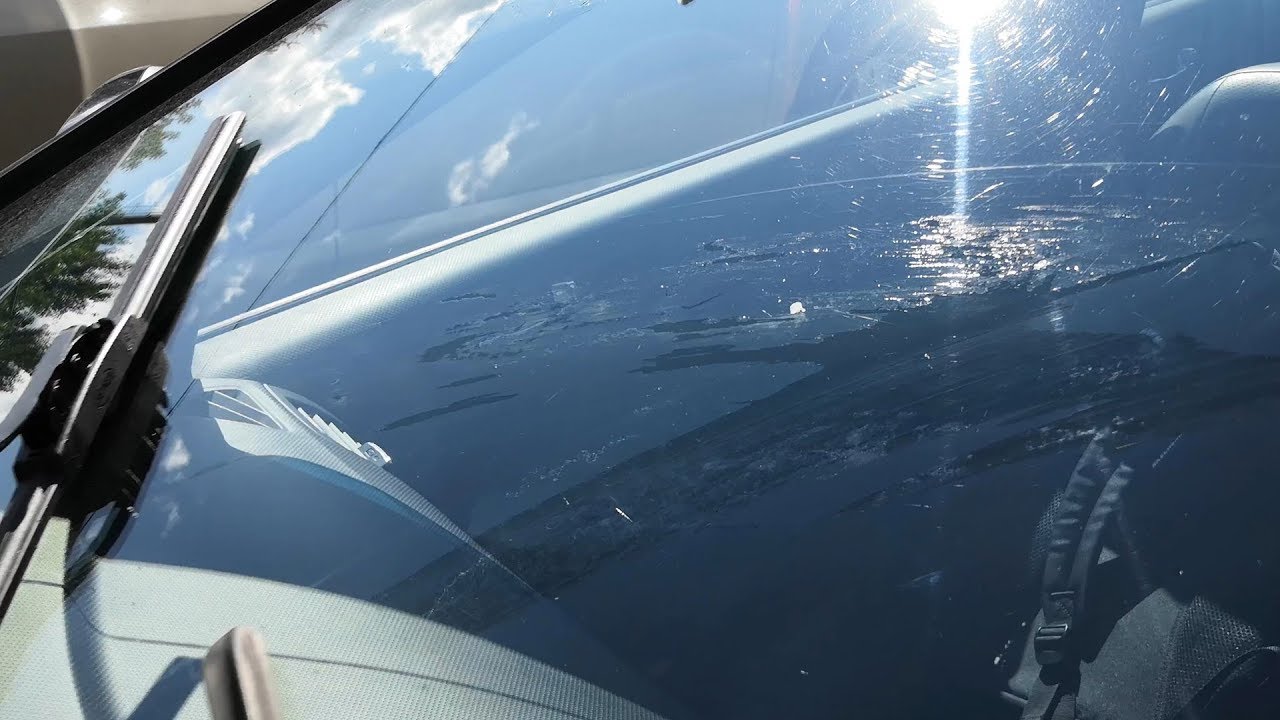 Warum es empfehlenswert ist, Essig auf die Windschutzscheibe des Autos aufzutragen, und wozu er dient