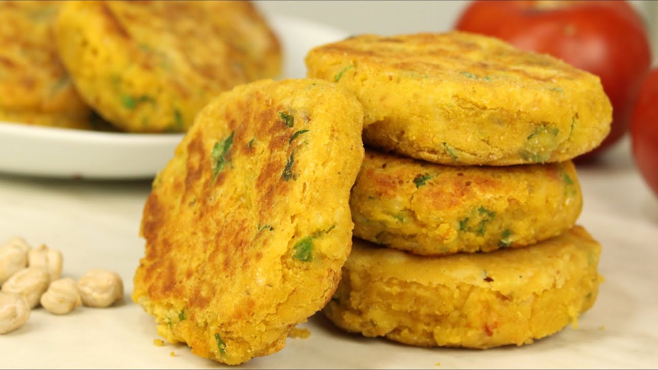 Ich vermische die Kugeln aus der Dose mit Ei und Gewürzen. Kein Gramm Fleisch, und die Frikadellen werden hervorragend.