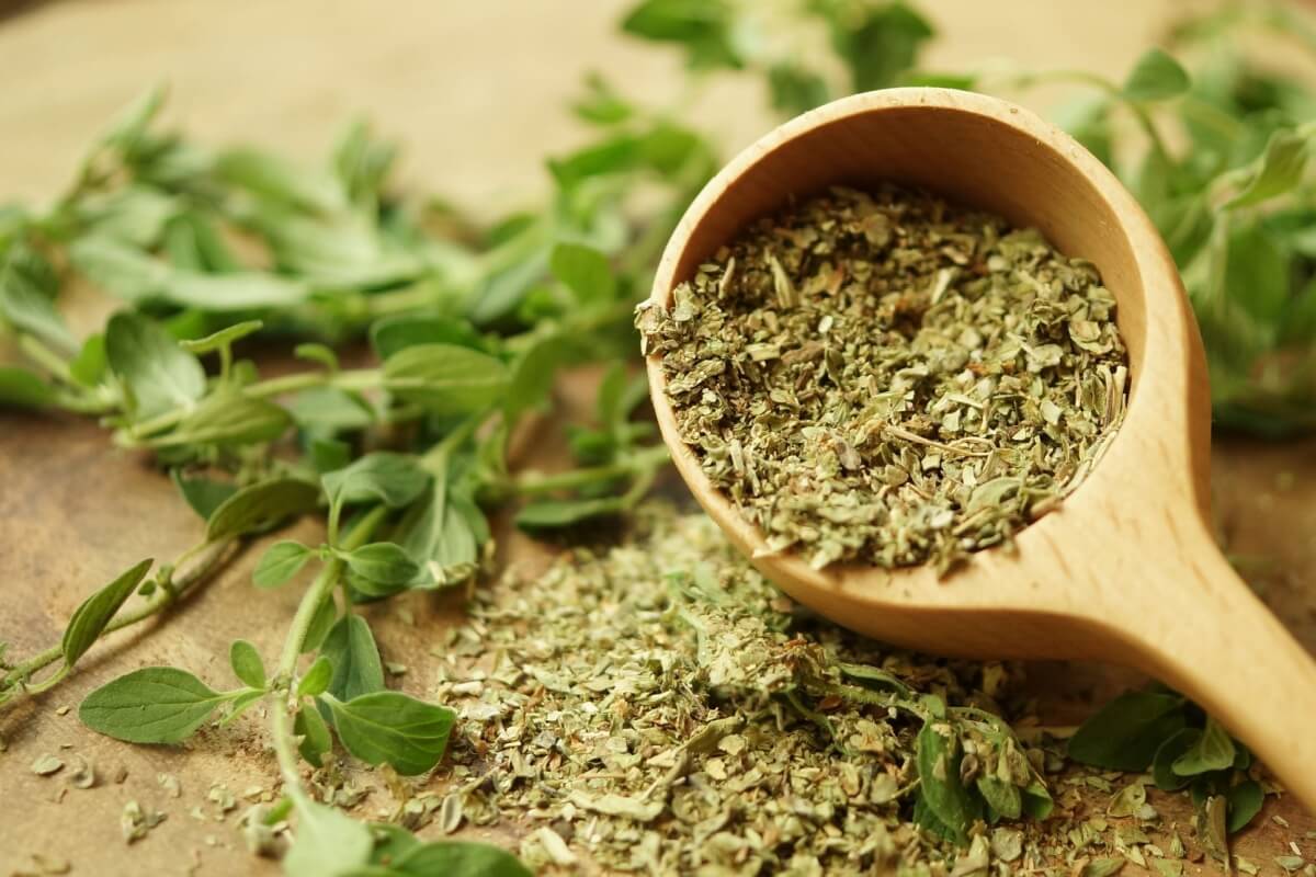 Oregano und Zitronenschale backen: Warum ist das empfehlenswert und wozu dient es?