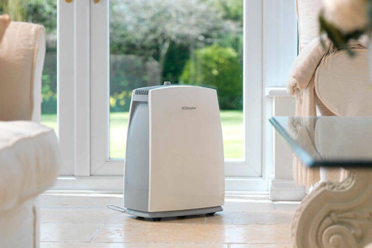 Es handelt sich weder um Schimmel noch um Blähungen. Der dunkle Fleck an der Wand weist jedoch auf Probleme hin.