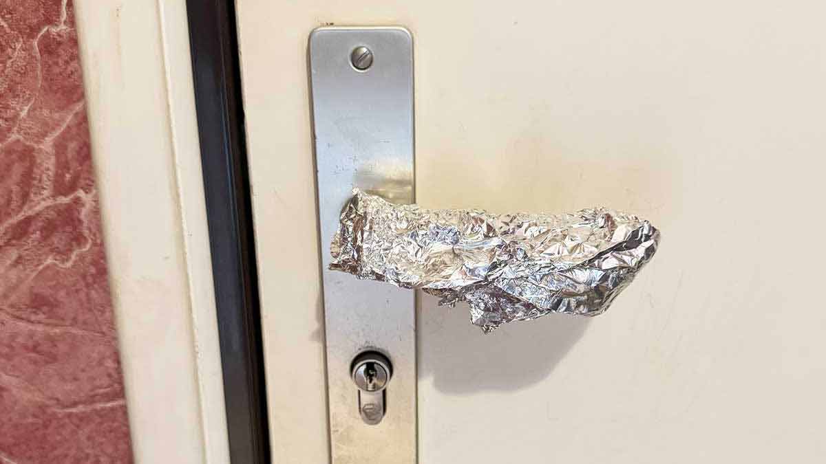 Aluminiumfolie an Türgriffen: Was ist das für ein Trick, der in den sozialen Netzwerken so beliebt geworden ist?