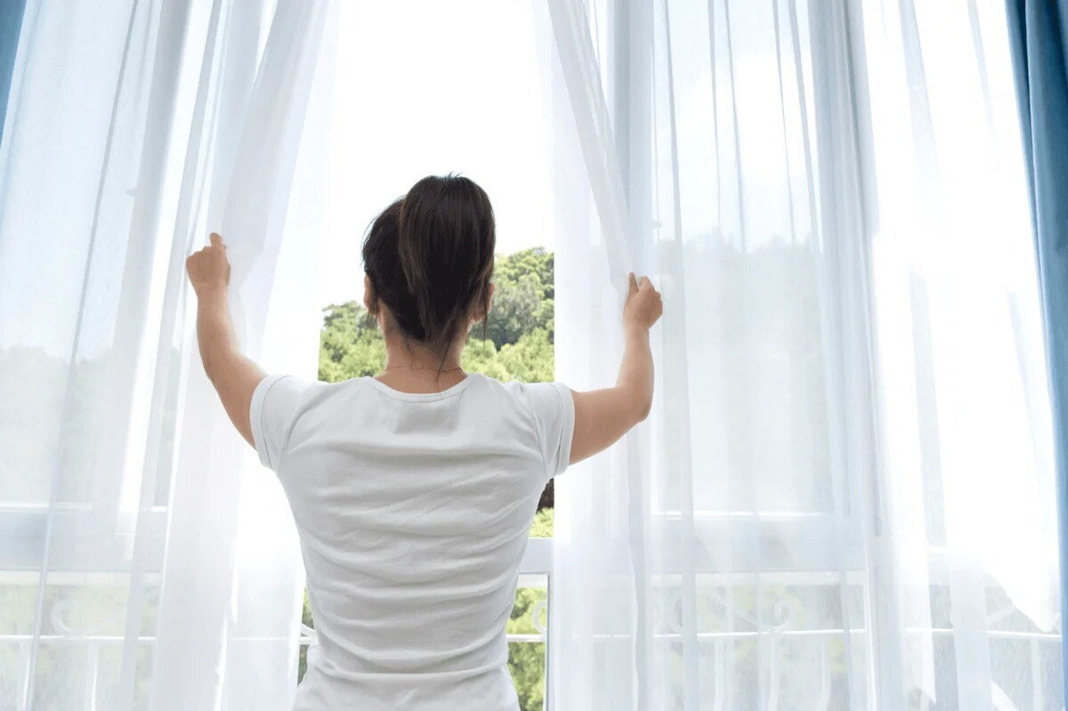 Messen Sie die Menge genau ab und geben Sie sie im November zum Waschen Ihrer Vorhänge oder Gardinen hinzu. Das ganze Haus wird wunderbar duften. So stellen Sie ein natürliches Parfüm für Ihre Wohnung her