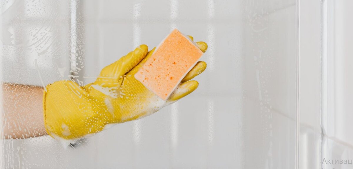 Sie entfernen Kalkablagerungen aus der Duschkabine ohne mühsames Schrubben. Es dauert nur wenige Minuten