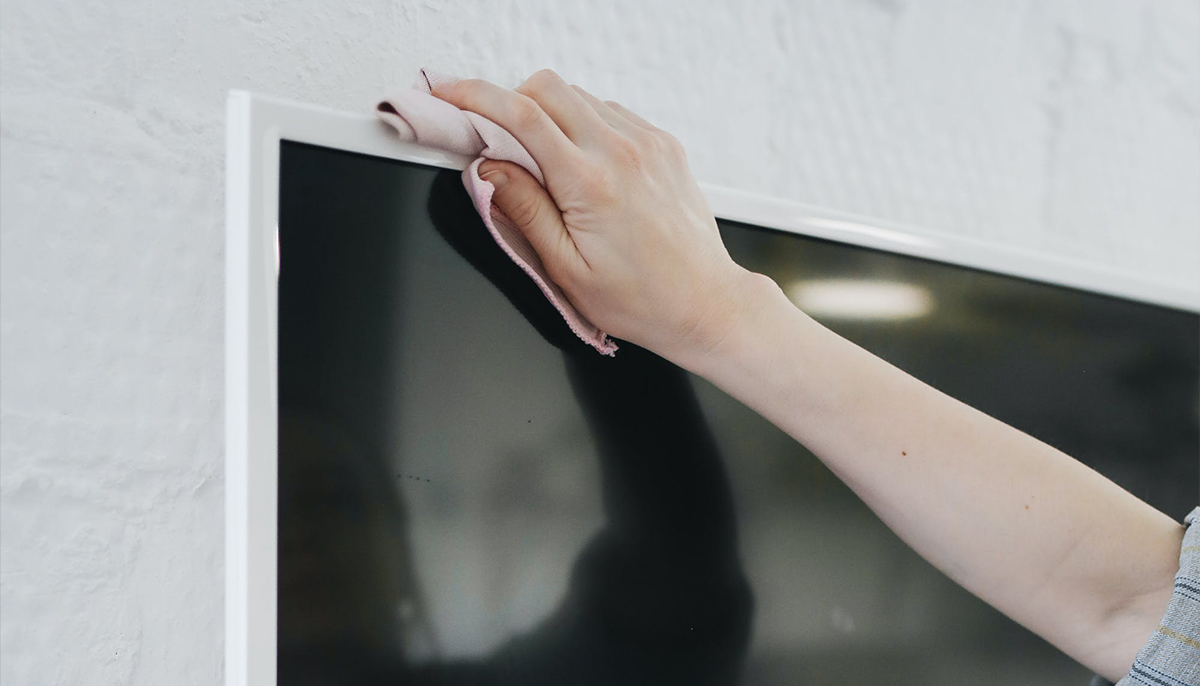 Befeuchten Sie ein Tuch damit und wischen Sie den Fernsehbildschirm ab. Eine wirksame Methode zum Entfernen von Streifen und Fettflecken