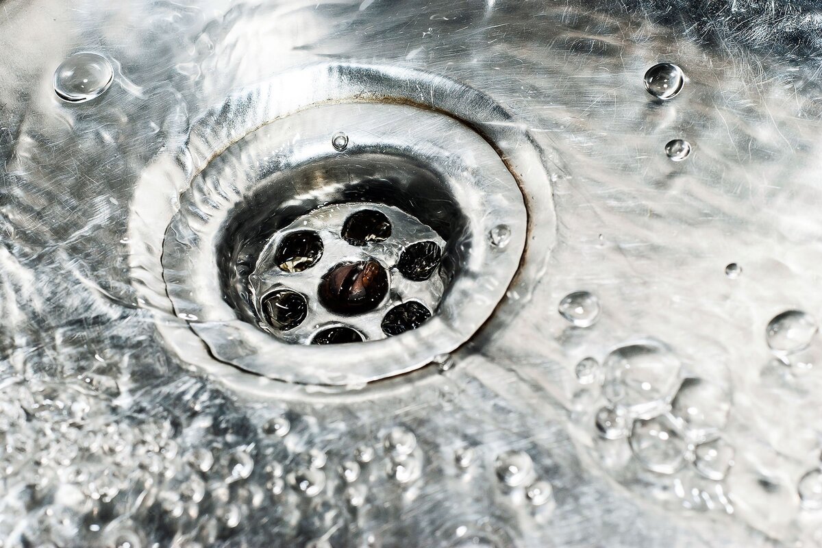 Weder Essig noch Backpulver. Gießen Sie eine Mischung aus zwei Zutaten aus Ihrer Küche in den Abfluss, um ihn effektiv zu reinigen