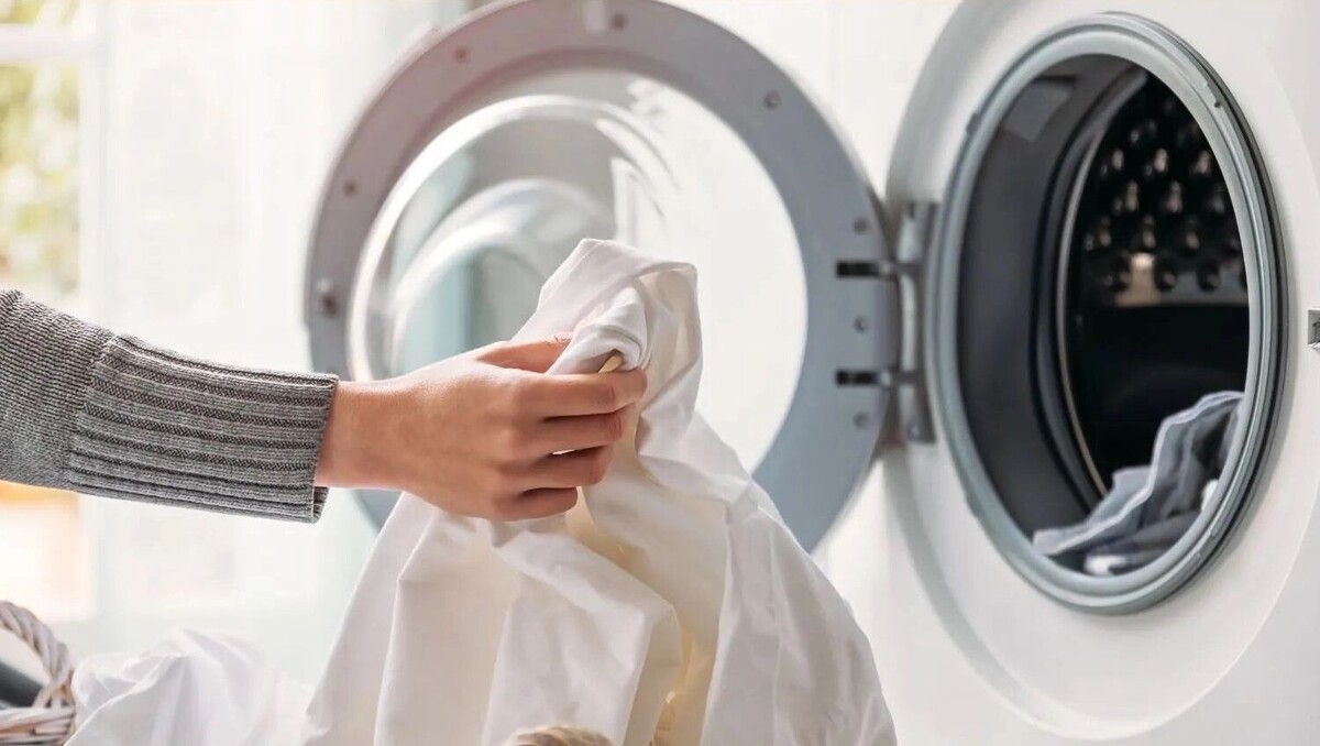 Viele machen diesen Fehler, bevor sie die Waschmaschine einschalten. Dadurch bleiben Flecken auf der Kleidung zurück.