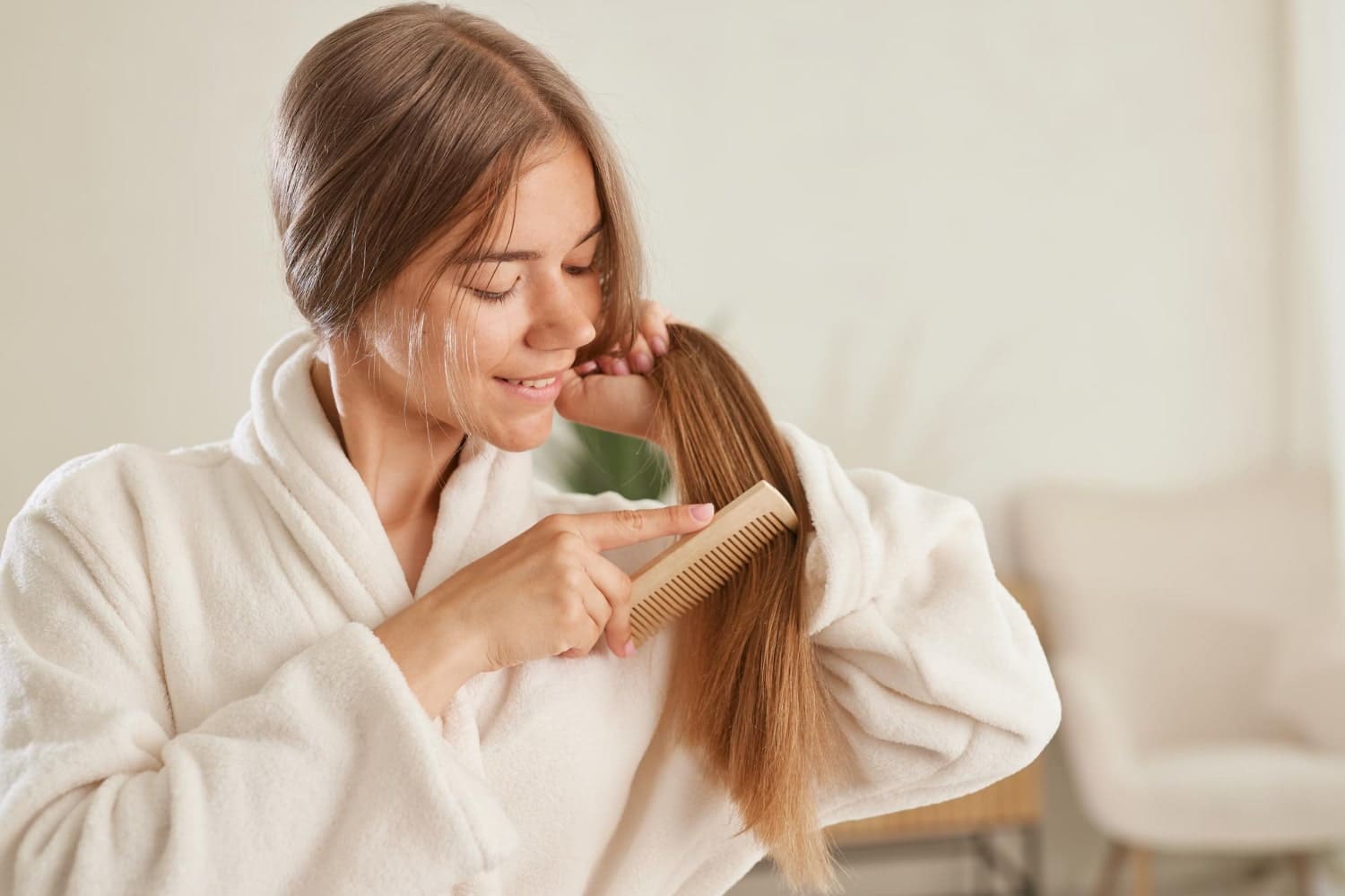 Wie Sie Rosmarinwasser verwenden können, um Ihr Haar zu stärken und Haarausfall in diesem Herbst zu verhindern