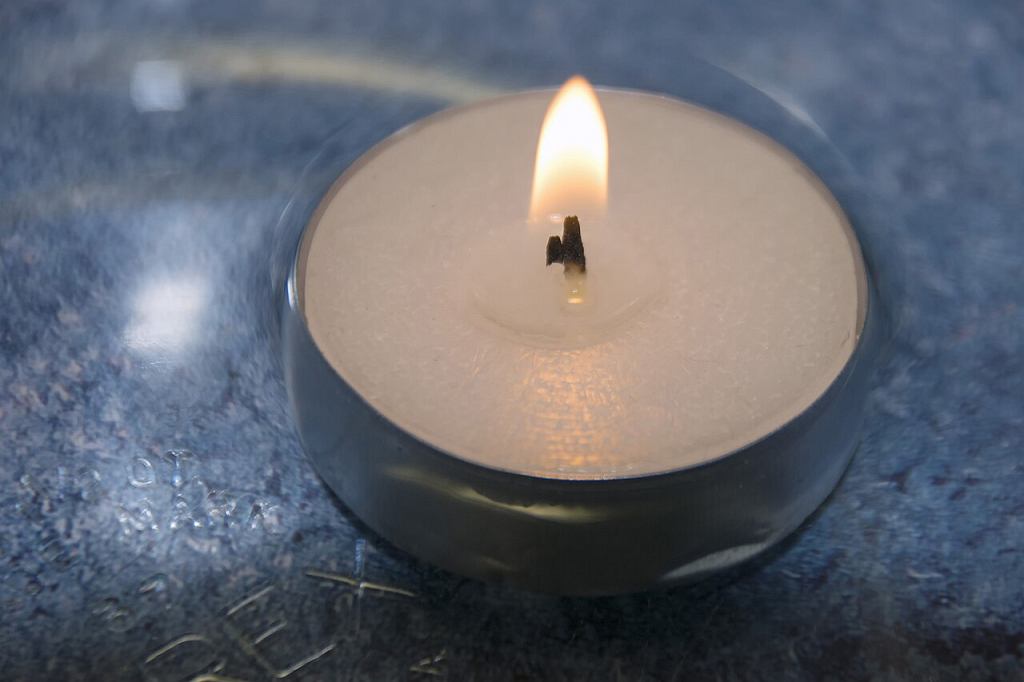 Eine Zutat verlangsamt das Brennen von Kerzen. Jetzt brennen sie zu lange